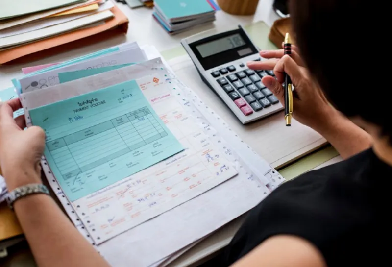 Los trámites en línea continúan hasta en días festivos / FREEPIK