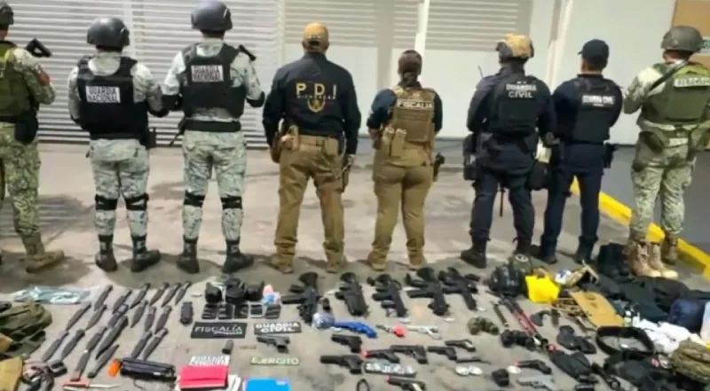 Los detenidos tenía réplicas de armas y cartuchos útiles / Redes Sociales