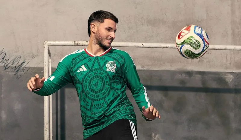 Santiago Giménez con playera de México