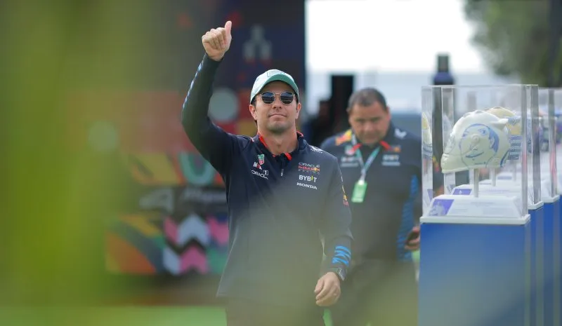 Pérez saluda a fans