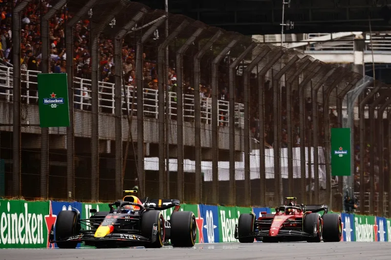 Checo compitió con Leclerc en el Gran Premio de Brasil