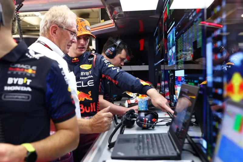 Helmut Marko en el garage de Red Bull con Verstappen