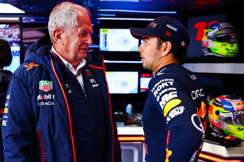 Helmut Marko y Checo Pérez en el garage de Red Bull