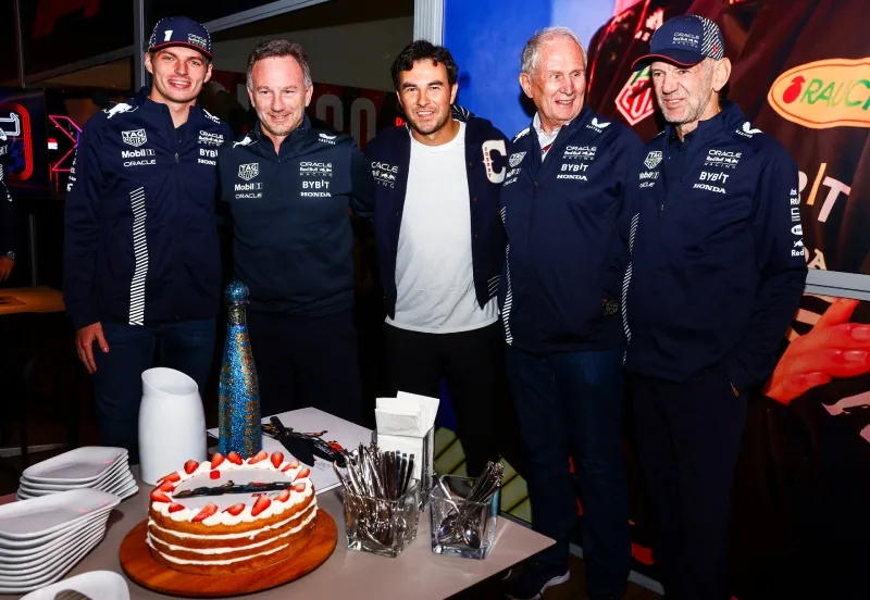 Verstappen, Horner, Checo, Marko y Newey en celebración con Red Bull