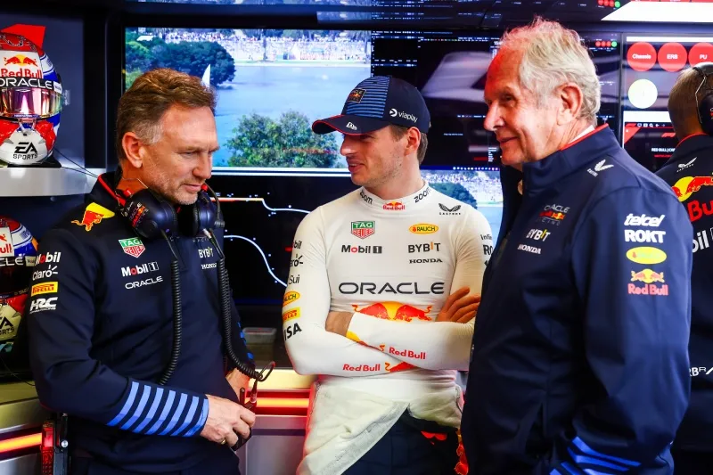 Horner, Verstappen y Marko en el garage de Red Bull
