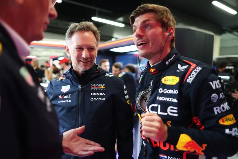 Verstappen y Horner en el garage de Red Bull