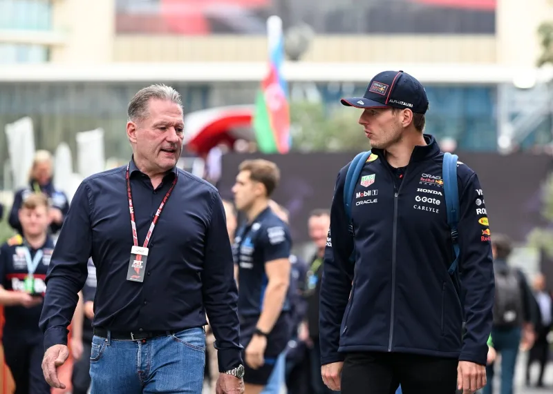Jos y Max Verstappen en el paddock