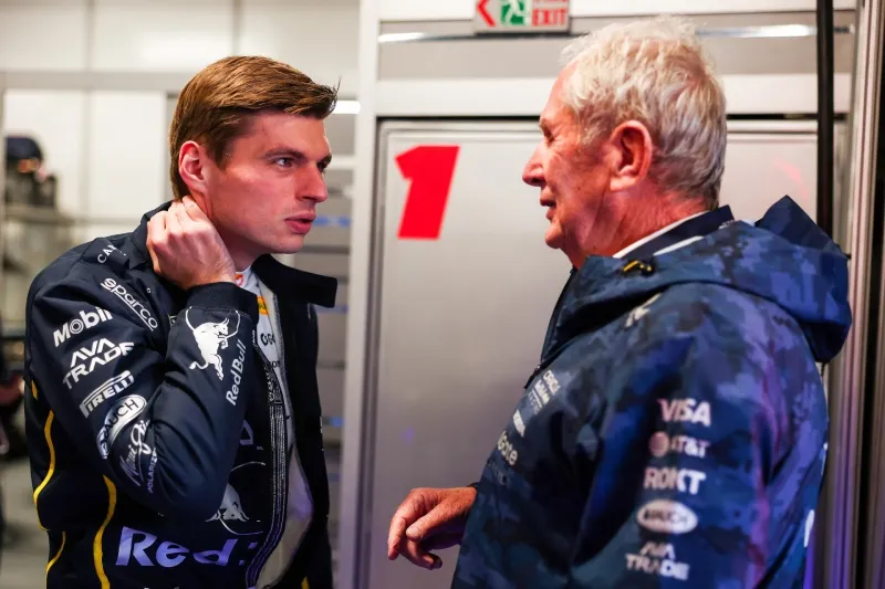 Verstappen y Marko en el garage de Red Bull