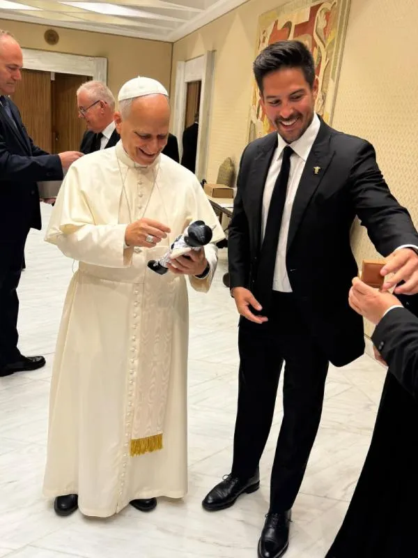 El Papa León XIV quedó contento con el regalo del Simi beisbolero / IG: @victor.gonzalez.herrera