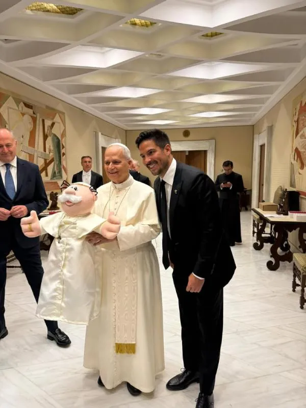Los peluches del Dr. Simi fueron una muestra de paz llevada al Vaticano / IG: @victor.gonzalez.herrera