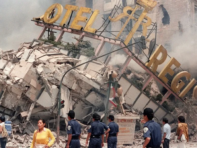 Cientos de casas y edificios se vinieron abajo, quedando las personas atrapadas / Redes Sociales