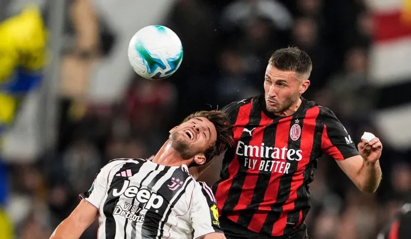 Santiago Giménez en partido