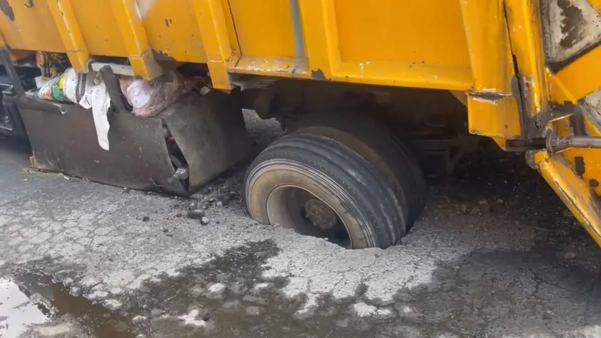 El camión se quedó atascado y ya no pudo salir / Redes Sociales