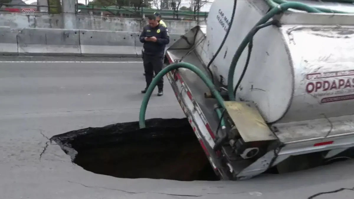 El socavón de Zaragoza dicen estará reparado este domingo / Redes Sociales