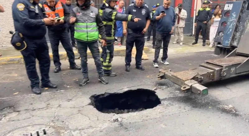 Prevén que el hoyo se originó por las afectaciones de las lluvias / Redes Sociales