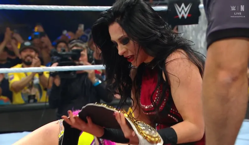 Vaquer tras ganar el Campeonato Mundial Femenino de WWE