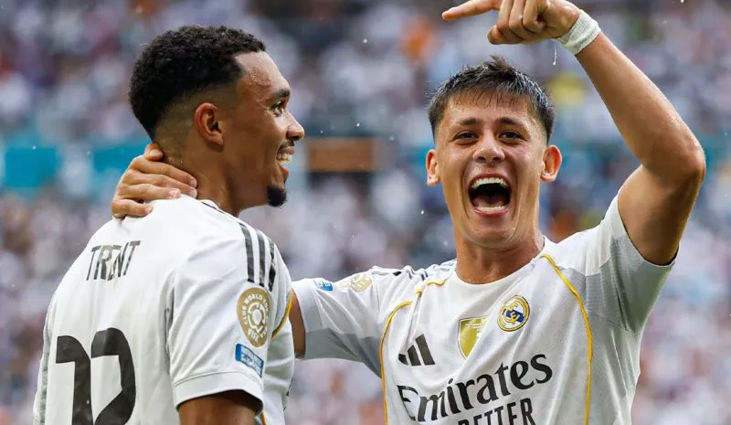 Alexander-Arnold y Guler en partido