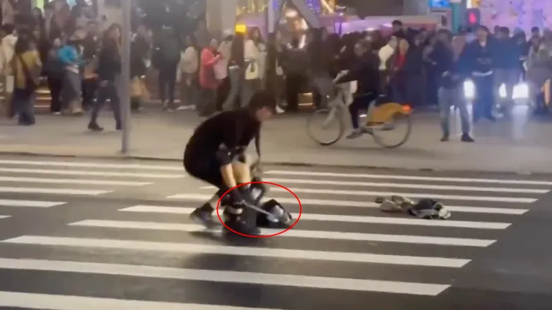 El atacante de Taiwán traía un cuchillo y bombas de humo / Redes Sociales