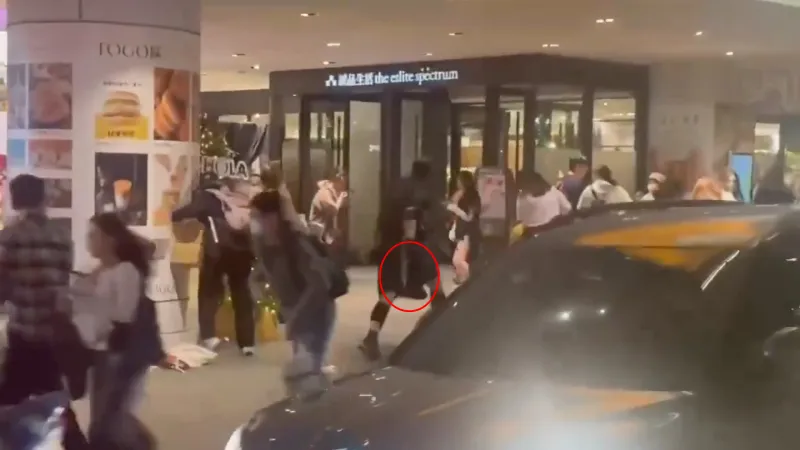 El hombre armado apuñaló a varias personas sin motivo / Redes Sociales