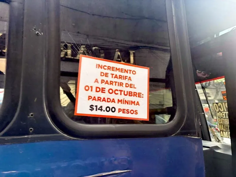 En las unidades pegaron los anuncios del nuevo costo sin tener el permiso / Redes Sociales