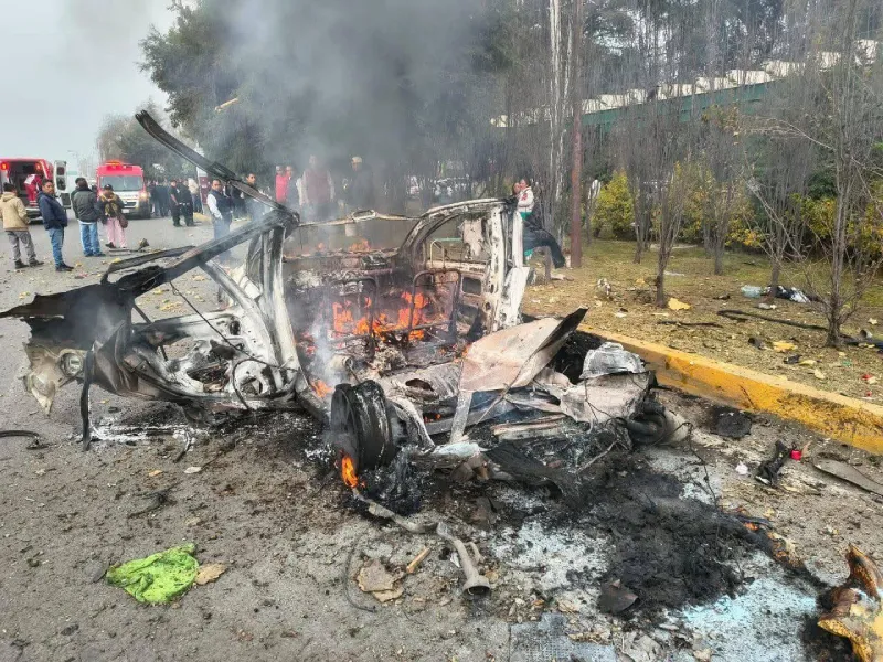 El auto quedó con los fierros retorcidos / Redes Sociales