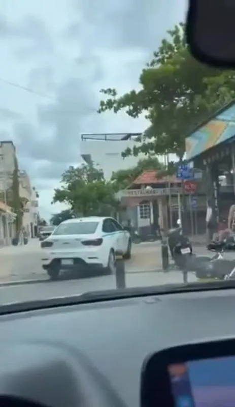 El conductor de aplicación se vio amenazado por otros taxistas / Redes Sociales