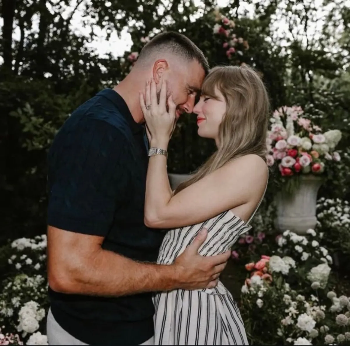 La pareja se comprometió esta semana generando miles de reacciones / Redes Sociales