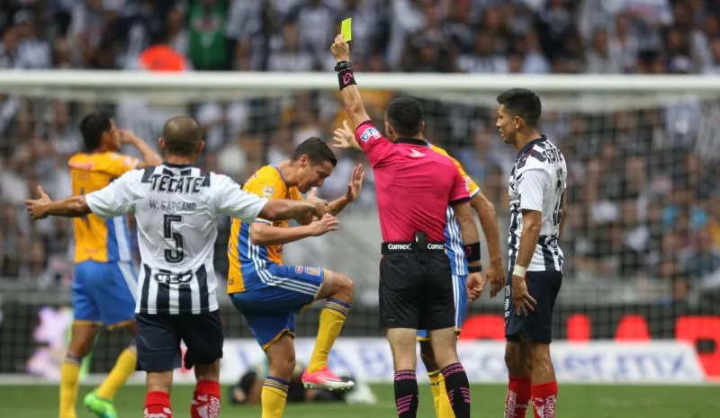 Dueñas amonestado por empujar a Hernández