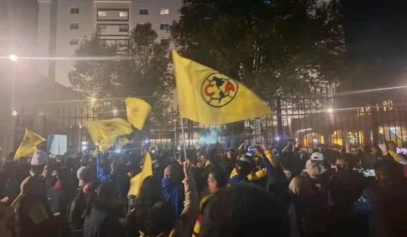 Aficionados a las afueras del hotel del América