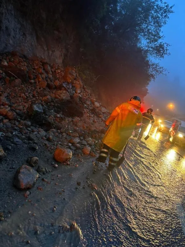 La caída de piedras también obstaculizó el paso de los autos / Redes Sociales