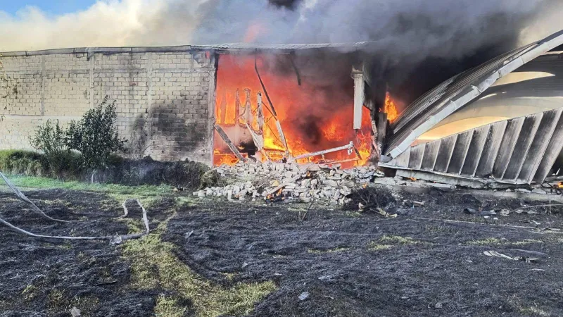 Los bomberos lograron contener las intensas llamas / Redes Sociales