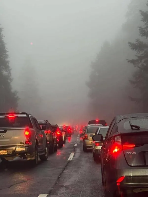 Los automovilistas tardaron hasta tres horas en llegar a sus destinos / Redes Sociales