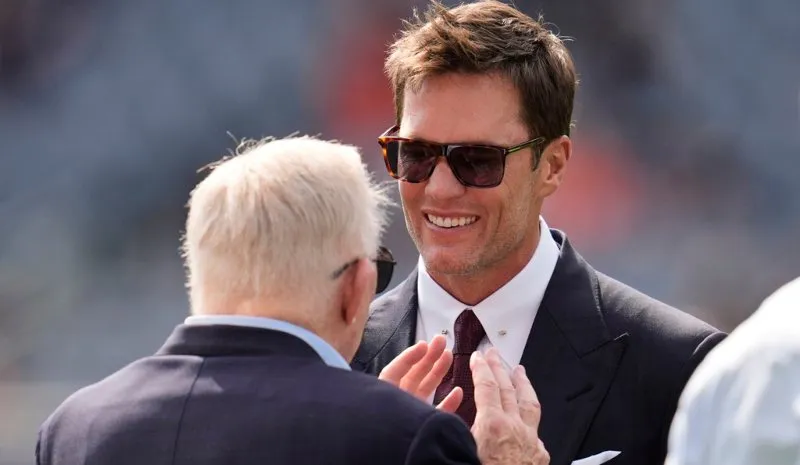 Tom Brady es retratado con sonrisa