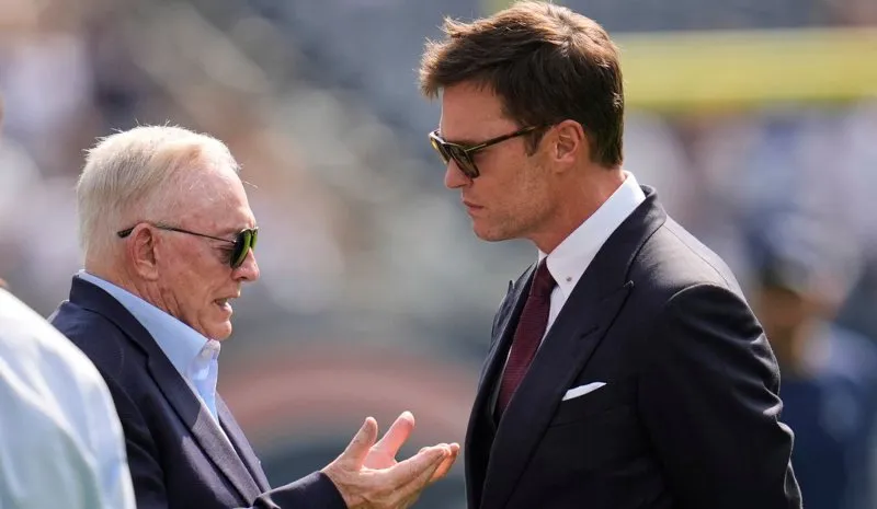 Brady y Jerry Jones conversando