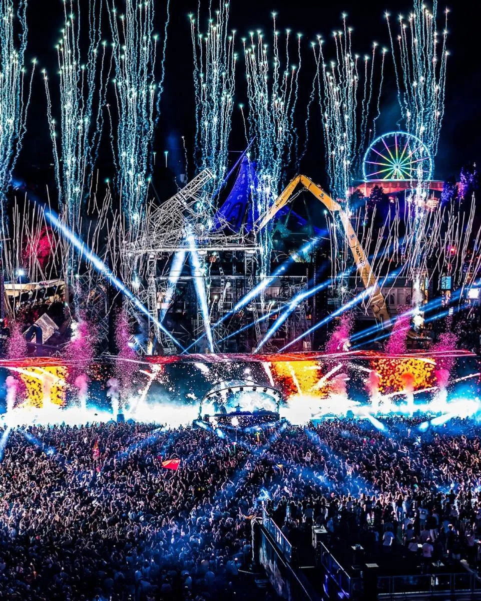 El primer día cerró con éxito pese a las tragedias / FB: @tomorrowland