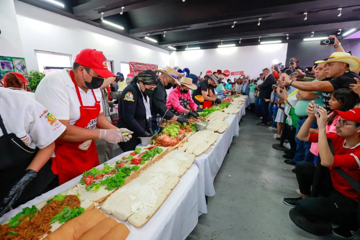 La torta midió 90 metros, lo que la coloca como única en el mundo / FB: @EvelynParraAlvarez