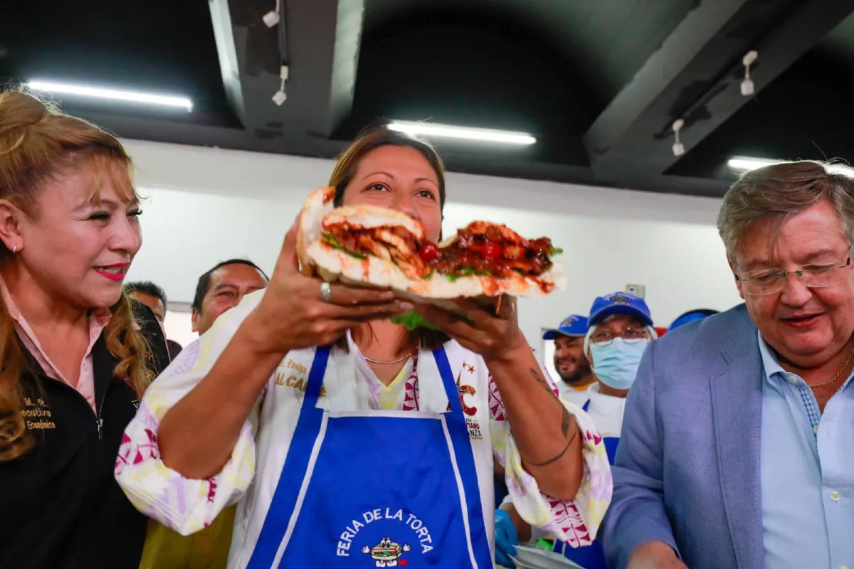 La alcaldesa Evelyn Parra participó en la preparación de la megatorta / FB: @EvelynParraAlvarez