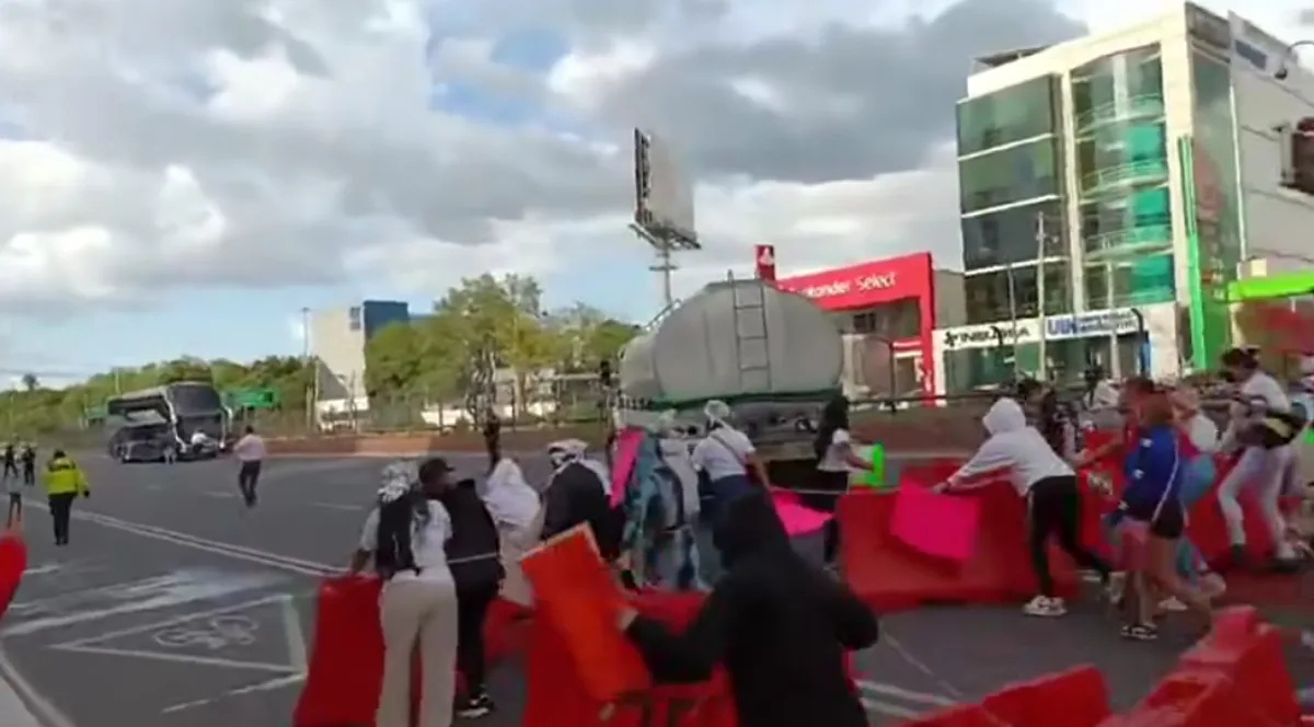 La sexoservidoras bloquearon Tlalpan por la construcción de la ciclovía / Redes Sociales