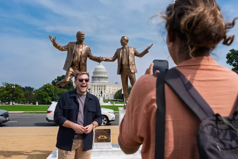 La gente tomó con humor la instalación de la escultura / AP