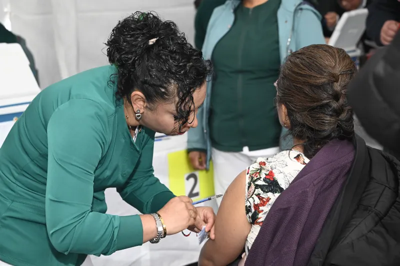 Varias personas llegaron a exigir con violencia que les aplicaran sus vacunas / X: @UNAM_MX