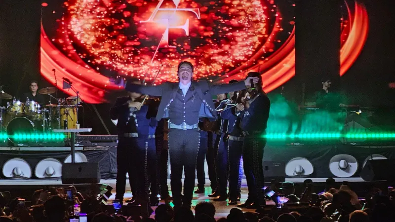 El cantante reprochó la violencia que se vive en el país / FB: @AlexFdezMusica