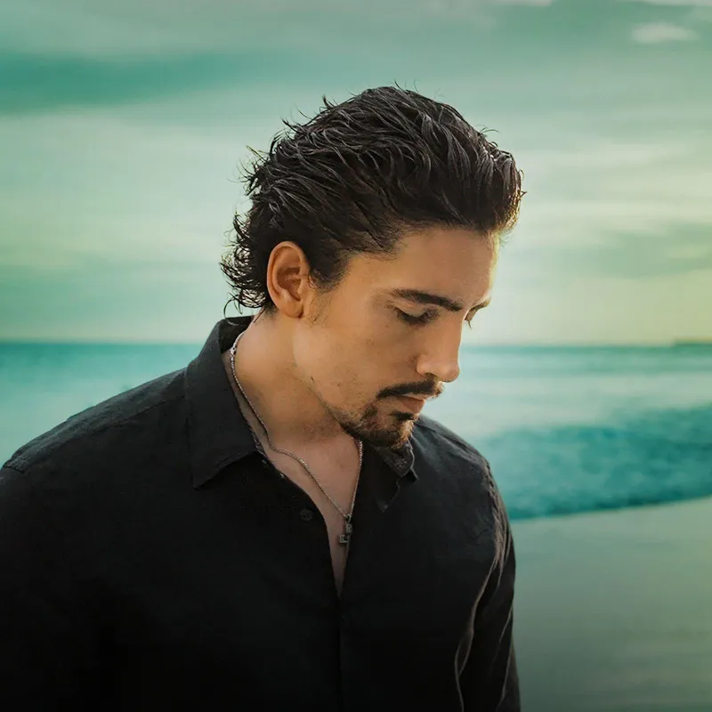 Alex Fernández no informó para cuándo sería la nueva fecha / FB: @AlexFdezMusica