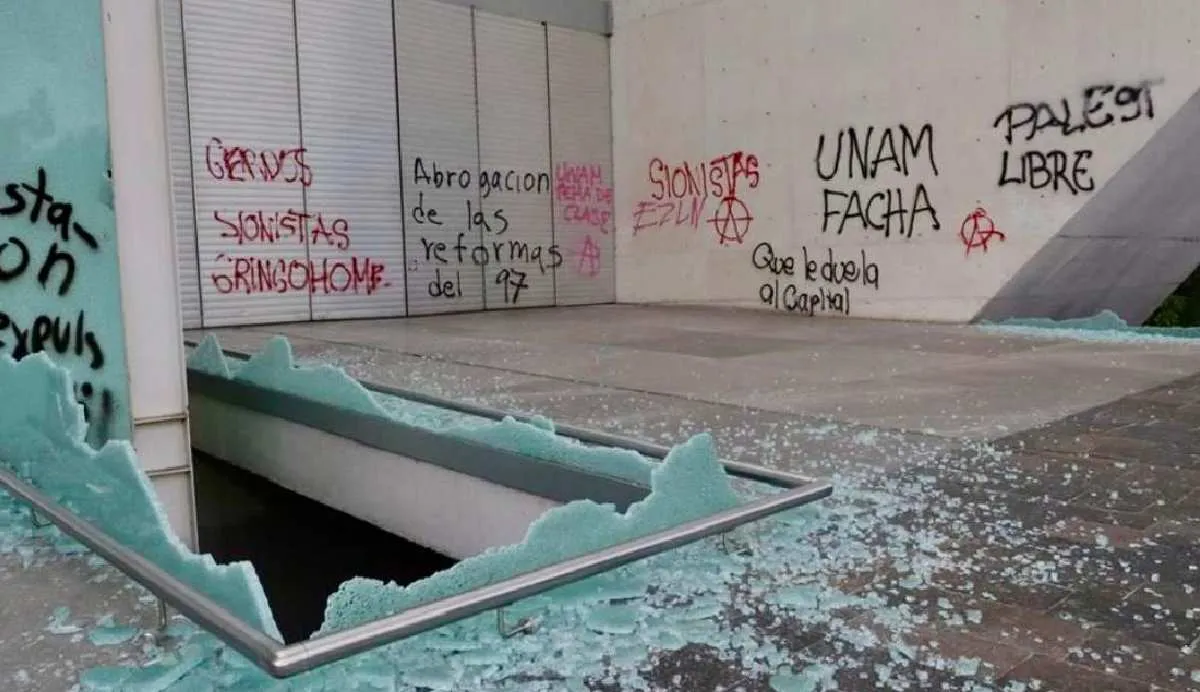 Además de cristales rotos, también hubo pintas en las paredes del MUAC/X