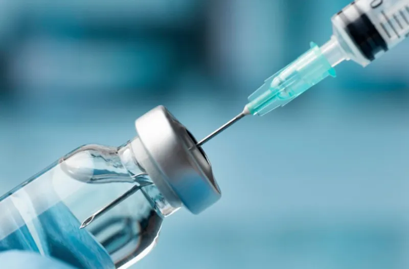 Las vacunas pertenecen a los laboratorios Moderna y Pfizer / FREEPIK