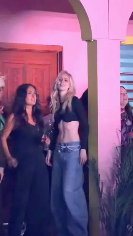 Salma Hayek y Loreto Peralta no pararon de bailar todo el show / Redes Sociales