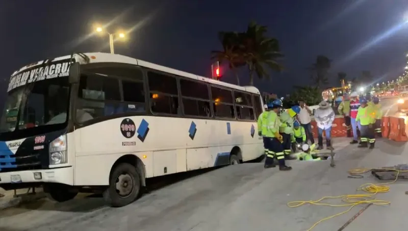 El camión pasó mucho tiempo atrapado en espera de que lo sacaran / Redes Sociales