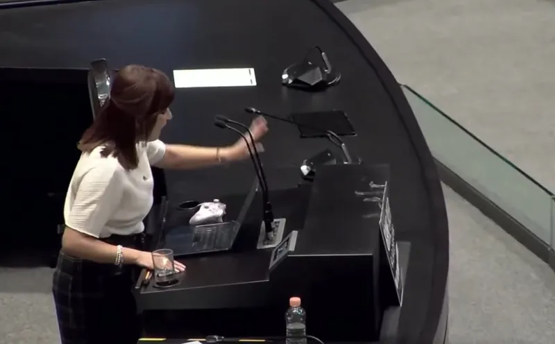 La diputada llevó su control de Xbox para reclamar el alza de impuestos / Redes Sociales