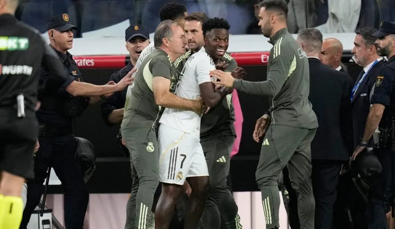 Vinícius molesto en El Clásico