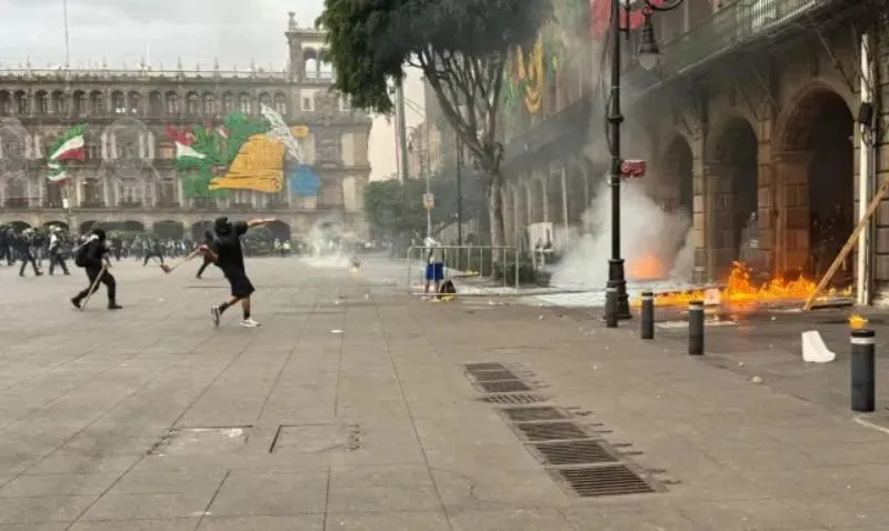 Petardos y fogatas en el Zócalo de la CDMX/N+