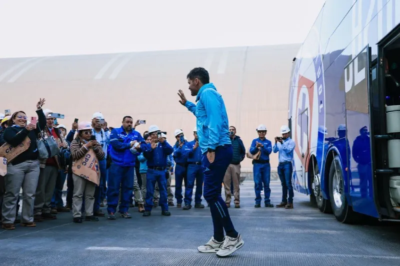 Nicolás Larcamón en la visita a la fábrica en Puebla